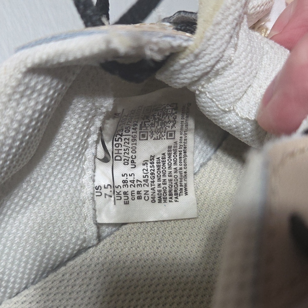 Nike Waffle Debut in Sanddrift and Black - Picture 9 of 12